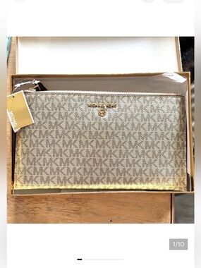 Michael Kors NWT large gold logo Jet Set Charm Top Zip Wristlet brand new in box